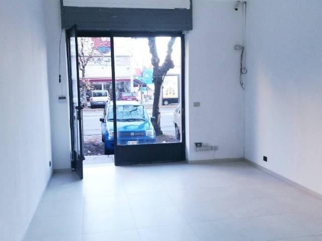 Locale Commerciale in affitto a Circoscrizione 7, Piemonte