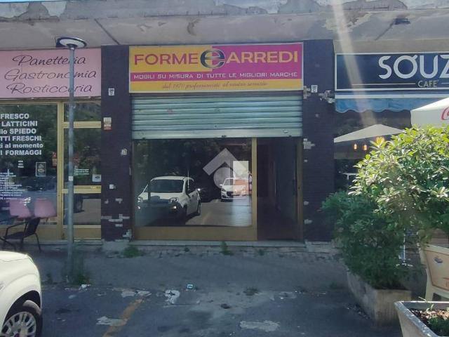 Locale Commerciale in affitto a Circoscrizione 6, Piemonte