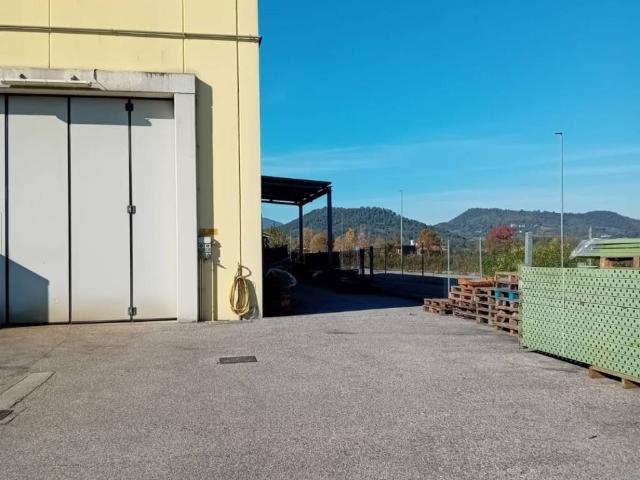 Locale Commerciale in affitto a Torreglia, Veneto