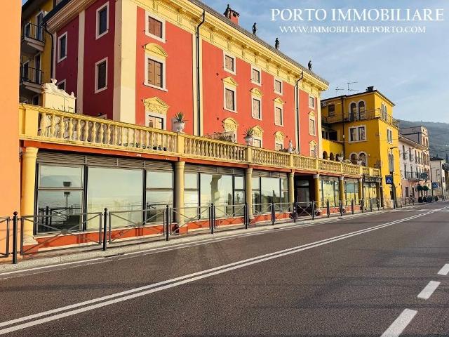 Locale Commerciale in affitto a Pai di Sotto, Torri Del Benaco