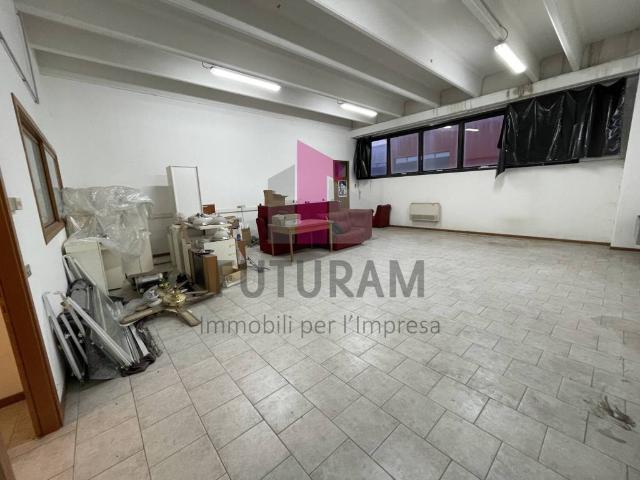 Locale Commerciale in affitto a Quartiere I Pini, Torri Di Quartesolo