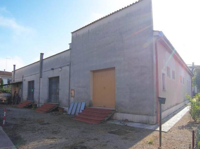 Locale Commerciale in affitto a Torrita di Siena, Siena