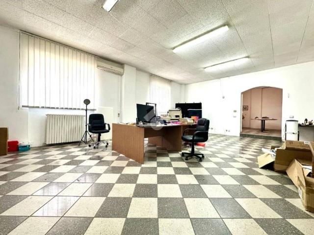 Locale Commerciale in affitto a Piemonte, Alessandria