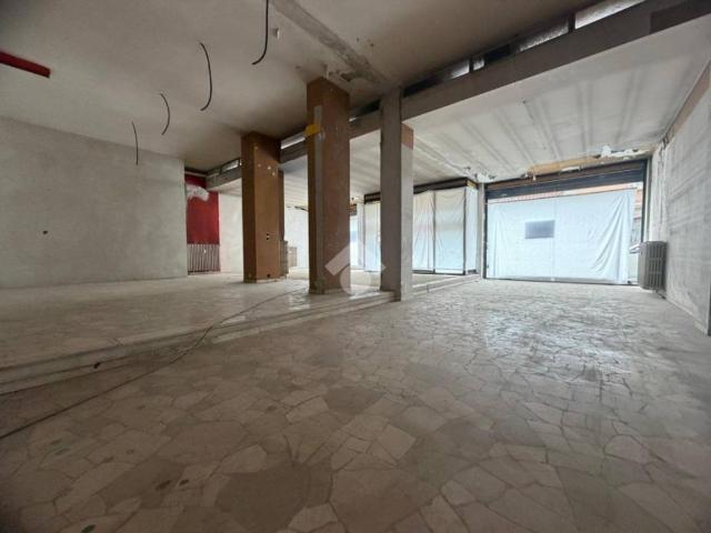 Locale Commerciale in affitto a Piemonte, Alessandria