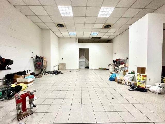 Locale Commerciale in affitto a Piemonte, Alessandria