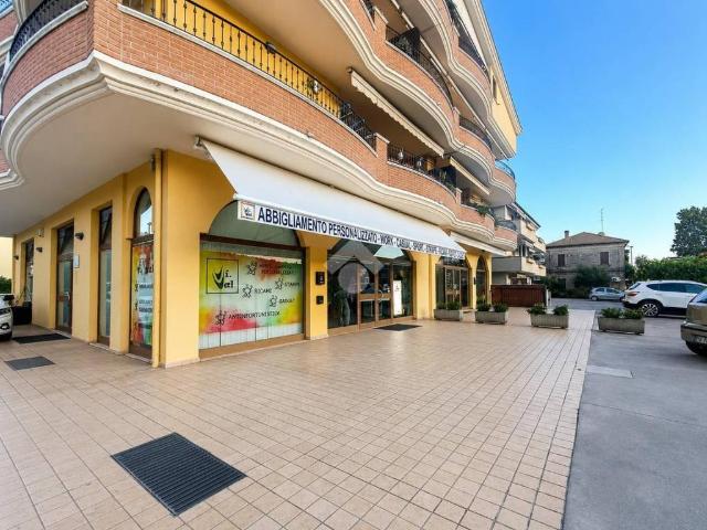 Locale Commerciale in affitto a Unione dei Comuni della Val Vibrata, Tortoreto