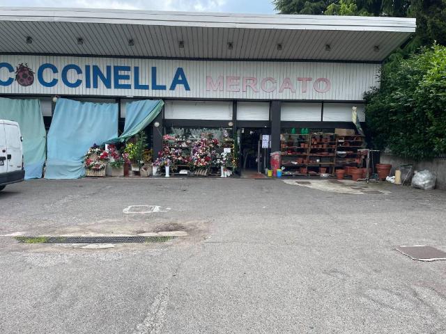 Locale Commerciale in affitto a Tradate, Lombardia