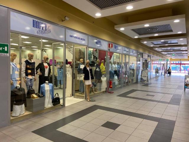 Locale Commerciale in affitto a Tradate, Lombardia