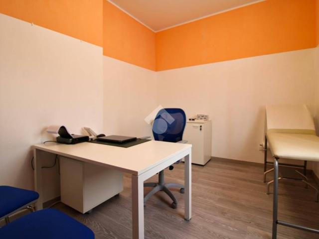 Locale Commerciale in affitto a Travacò Siccomario, Pavia