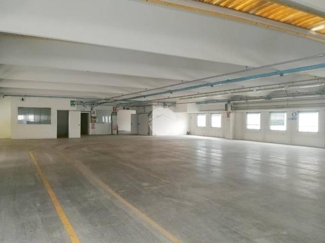 Locale Commerciale in affitto a Travagliato, Lombardia