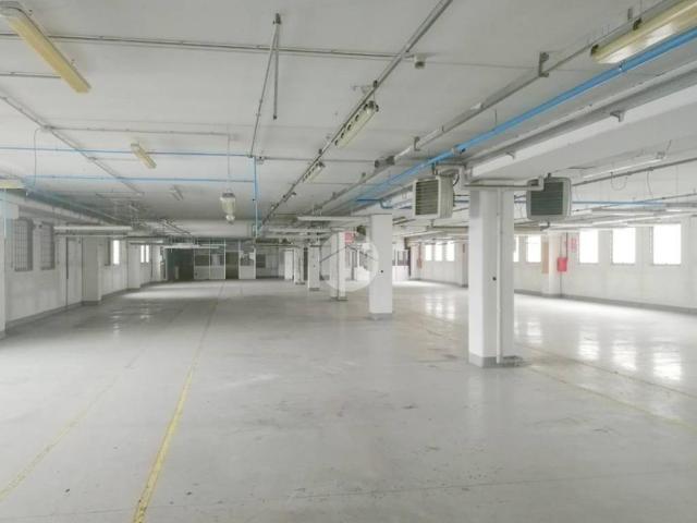 Locale Commerciale in affitto a Travagliato, Lombardia