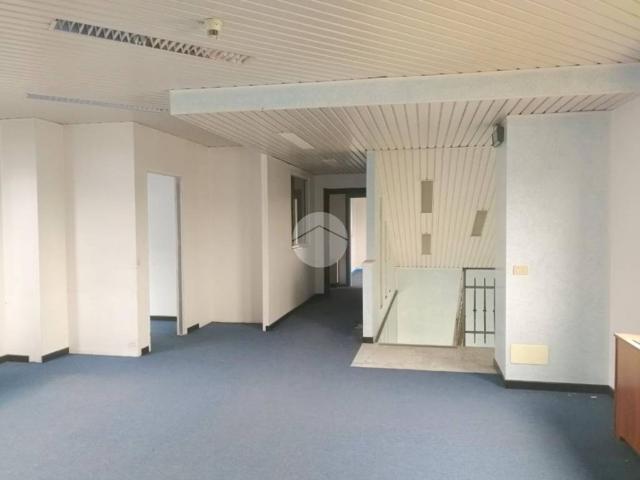 Locale Commerciale in affitto a Travagliato, Lombardia