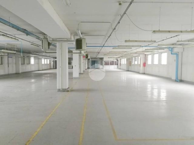 Locale Commerciale in affitto a Travagliato, Lombardia