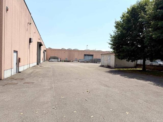 Locale Commerciale in affitto a Travagliato, Lombardia