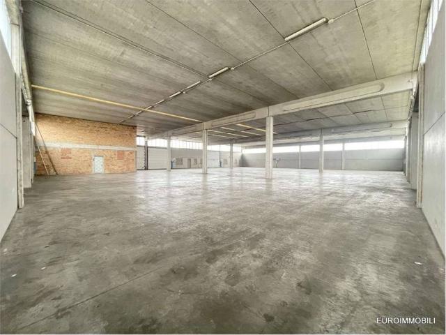 Locale Commerciale in affitto a Traversetolo, Reggio Emilia