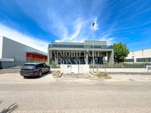 Locale Commerciale in affitto a Traversetolo, Reggio Emilia