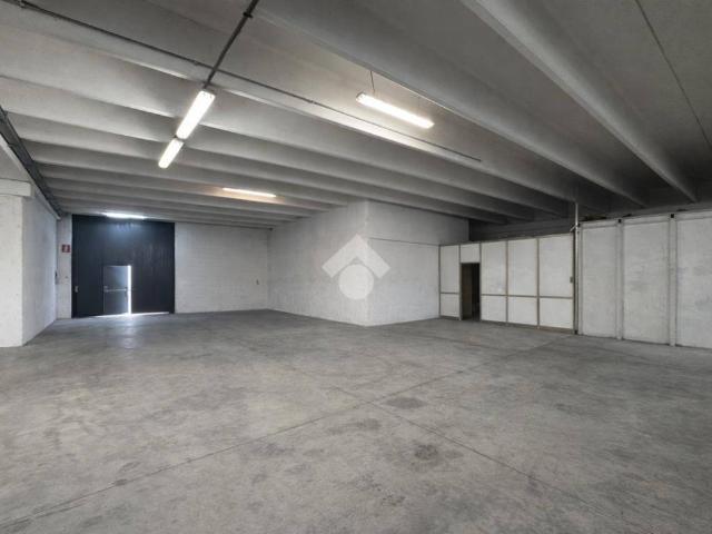 Locale Commerciale in affitto a Trebaseleghe, Veneto