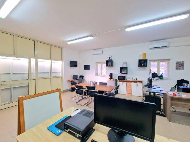 Locale Commerciale in affitto a Trecase, Campania
