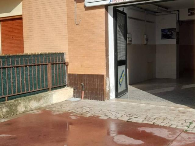 Locale Commerciale in affitto a Chiesanuova, Marche