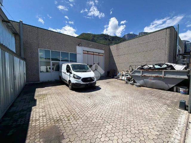 Locale Commerciale in affitto a Territorio Val d'Adige, Trento