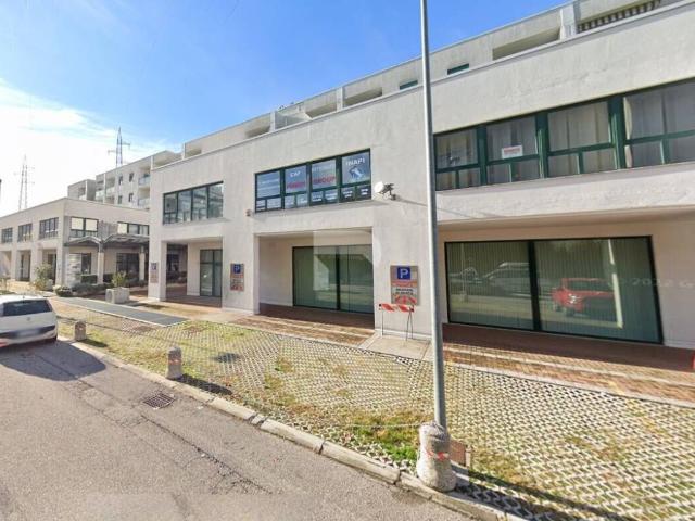 Locale Commerciale in affitto a Territorio Val d'Adige, Trento