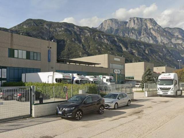 Locale Commerciale in affitto a Territorio Val d'Adige, Trento