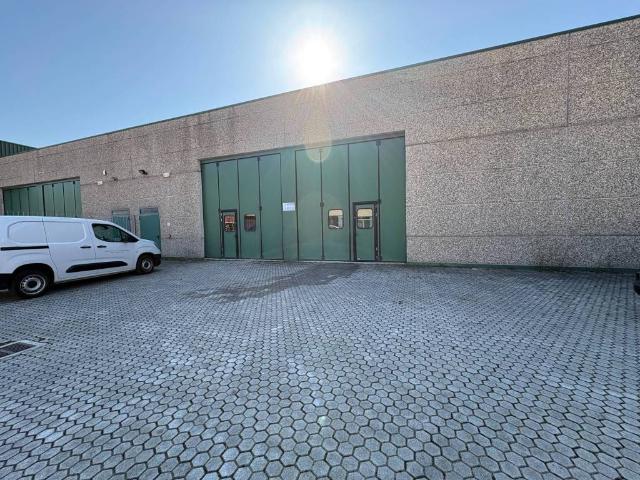 Locale Commerciale in affitto a Territorio Val d'Adige, Trento