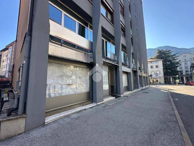 Locale Commerciale in affitto a Territorio Val d'Adige, Trento