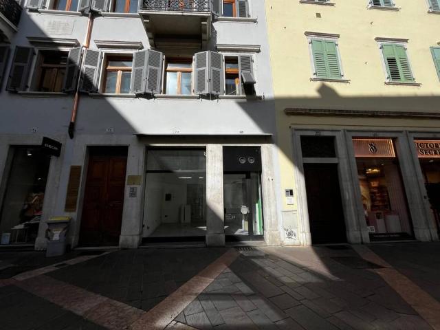 Locale Commerciale in affitto a Territorio Val d'Adige, Trento