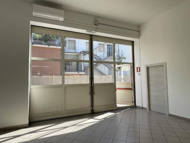 Locale Commerciale in affitto a Territorio Val d'Adige, Trento