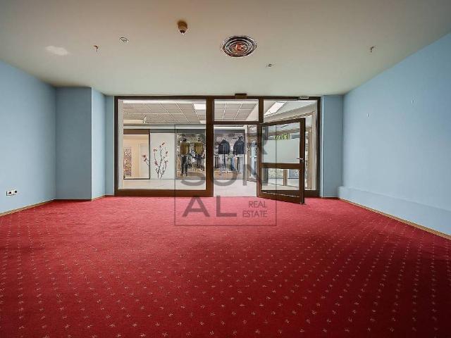 Locale Commerciale in affitto a Territorio Val d'Adige, Trento