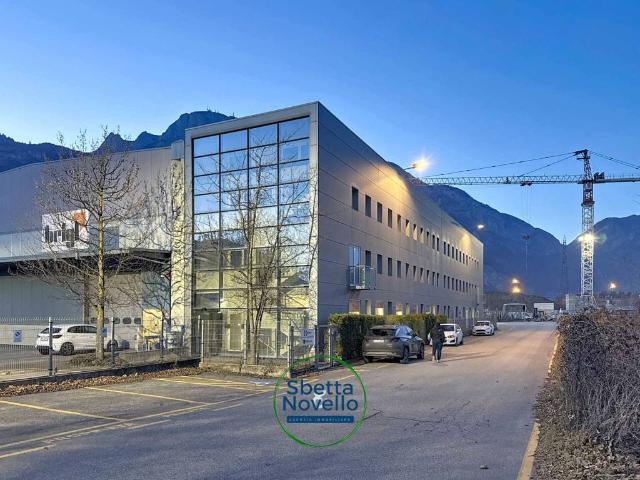Locale Commerciale in affitto a Territorio Val d'Adige, Trento