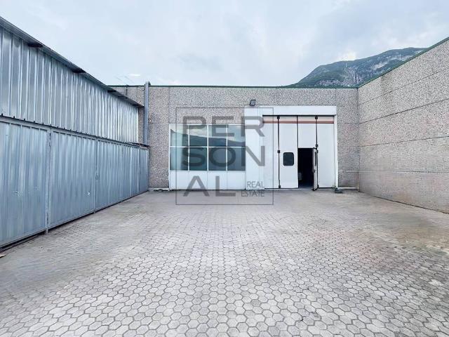 Locale Commerciale in affitto a Territorio Val d'Adige, Trento