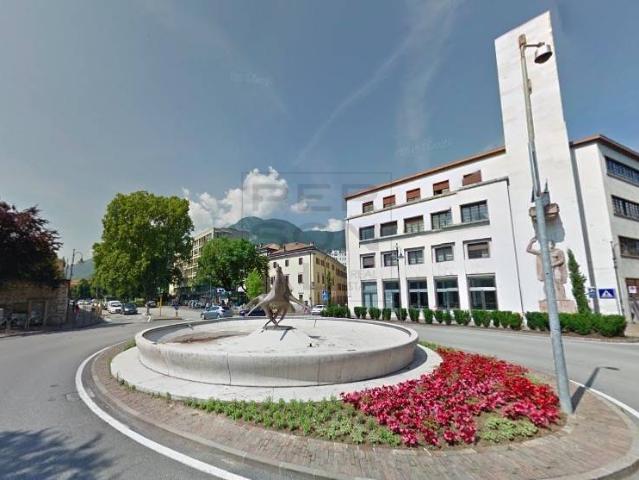 Locale Commerciale in affitto a Territorio Val d'Adige, Trento