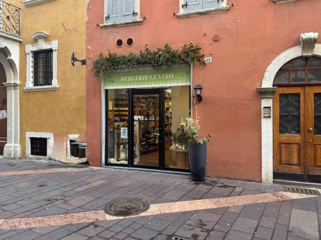 Locale Commerciale in affitto a Territorio Val d'Adige, Trento