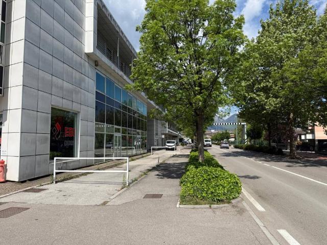 Locale Commerciale in affitto a Territorio Val d'Adige, Trento