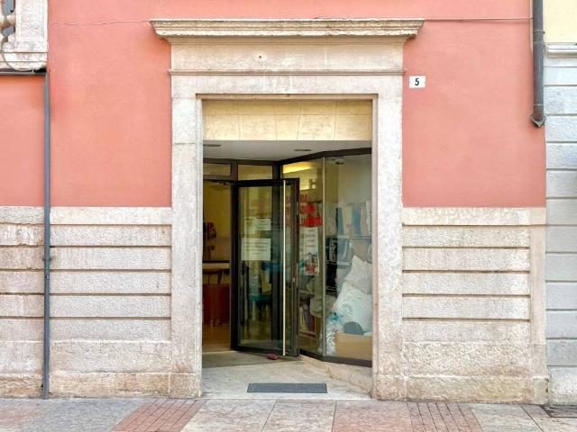 Locale Commerciale in affitto a Territorio Val d'Adige, Trento