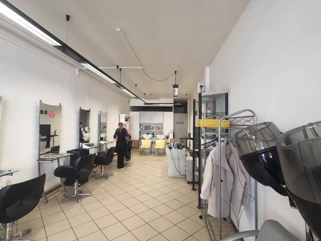 Locale Commerciale in affitto a Territorio Val d'Adige, Trento