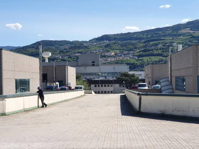 Locale Commerciale in affitto a Territorio Val d'Adige, Trento