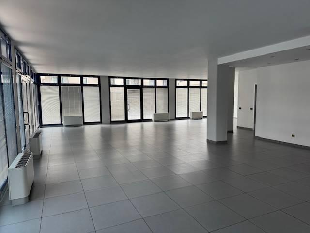 Locale Commerciale in affitto a Territorio Val d'Adige, Trento