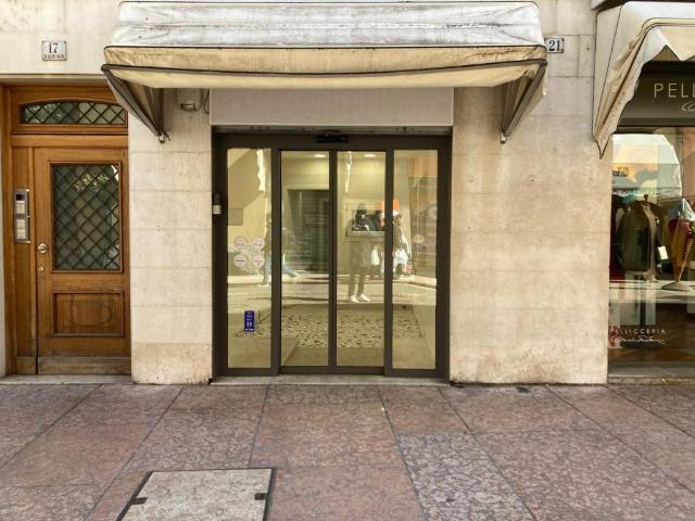 Locale Commerciale in affitto a Territorio Val d'Adige, Trento