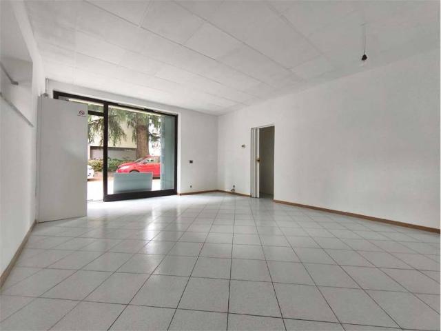 Locale Commerciale in affitto a Territorio Val d'Adige, Trento