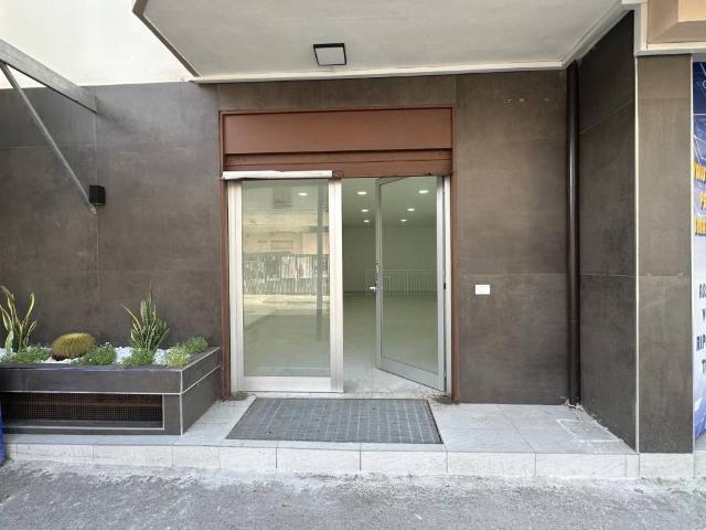 Locale Commerciale in affitto a Trentola, Campania