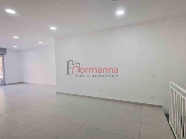 Locale Commerciale in affitto a Trentola, Campania