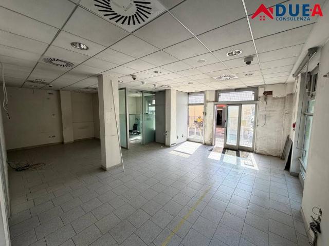 Locale Commerciale in affitto a Trentola, Campania