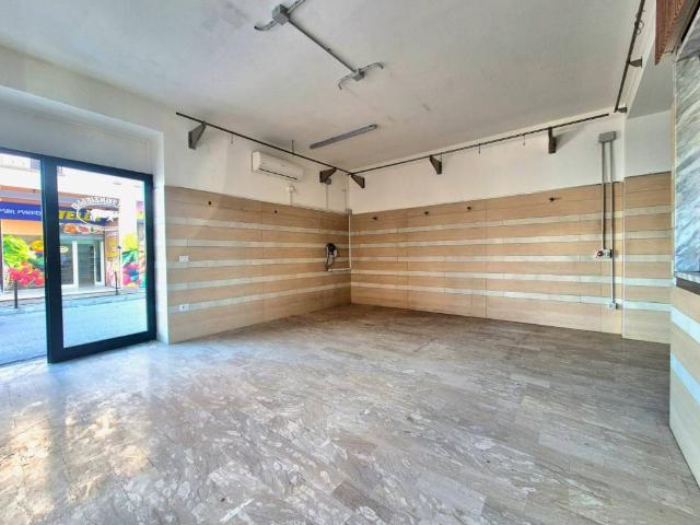 Locale Commerciale in affitto a Trentola, Campania