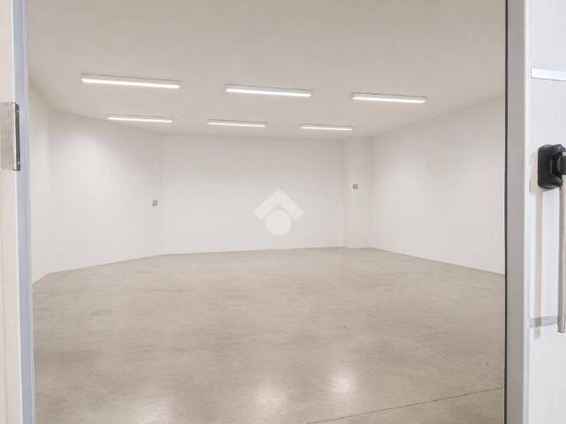 Locale Commerciale in affitto a Trescore Balneario, Lombardia