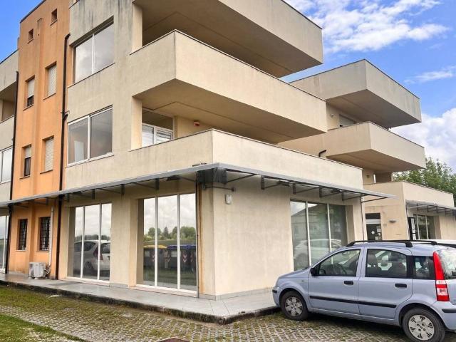 Locale Commerciale in affitto a Cannaiola, Trevi