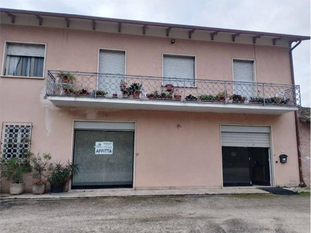 Locale Commerciale in affitto a Borgo di Trevi, Trevi