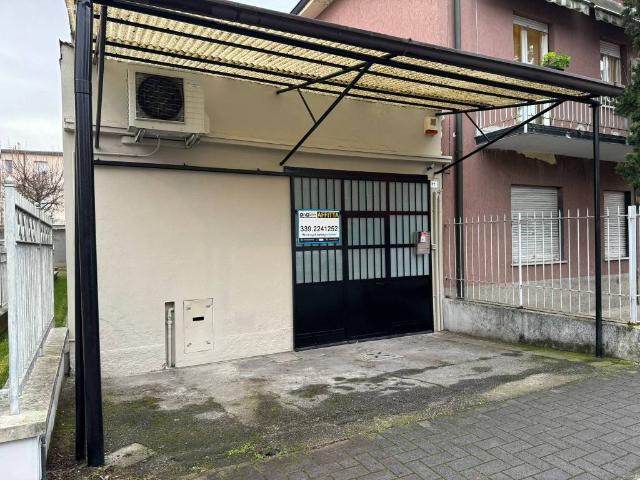 Locale Commerciale in affitto a Treviglio, Lombardia